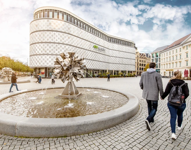 Höfe am Brühl - Shopping in Leipzig Blick auf das Einkaufszentrums Höfe am Brühl vom Richard-Wagner-Platz mit Brunnen im Vordergrund, Freizeit, Shopping, Kurzurlaub