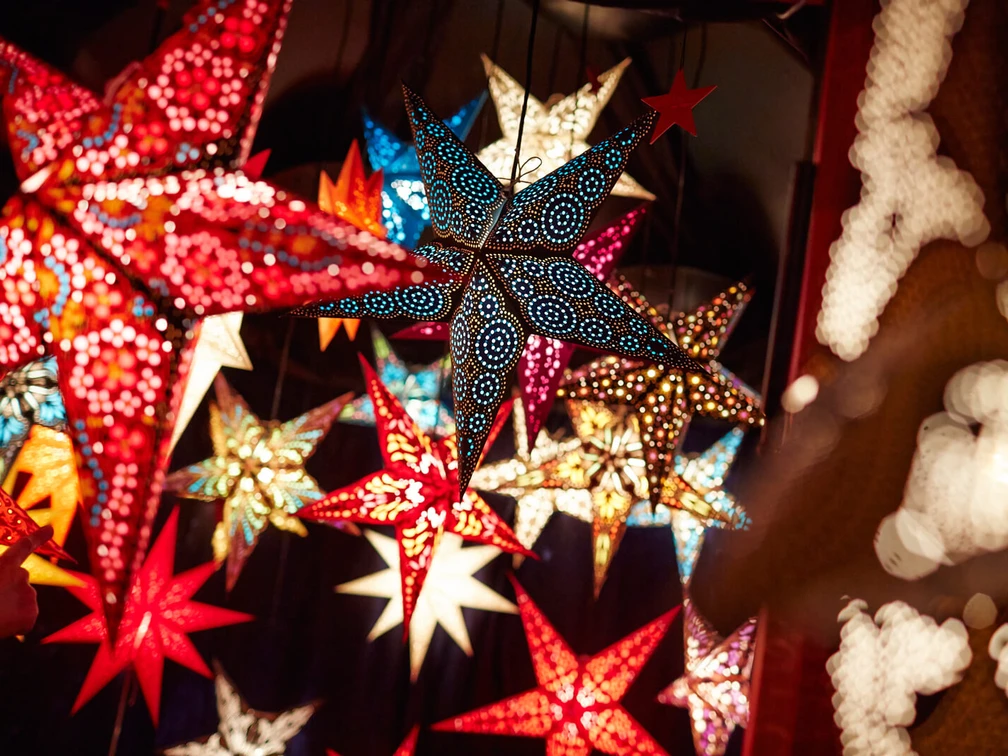 Colorful decoration stars Farbenfrohe, leuchtende Sterne auf einem Weihnachtsmarkt im Kölner Stadtgarten.Colorful, shining stars at a Christmas market in Cologne's Stadtgarten.