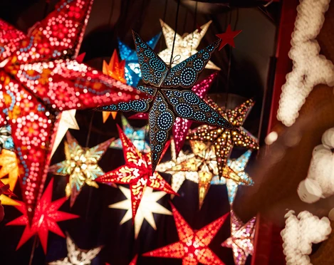 Colorful decoration stars Farbenfrohe, leuchtende Sterne auf einem Weihnachtsmarkt im Kölner Stadtgarten.Colorful, shining stars at a Christmas market in Cologne's Stadtgarten.