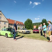 Uwe mit Oldtimer vorm Kloster Haydau MFT