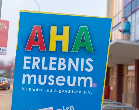 Aha_Museum-Eingangsschild Schild Aha-ErlebnismuseumAha Experience Museum signSkilt til Aha-oplevelsesmuseetAha Experience Museum bord