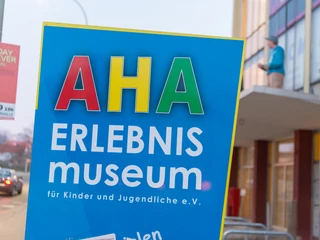 Aha_Museum entrance sign Schild Aha-ErlebnismuseumAha Experience Museum signSkilt til Aha-oplevelsesmuseetAha Experience Museum bord