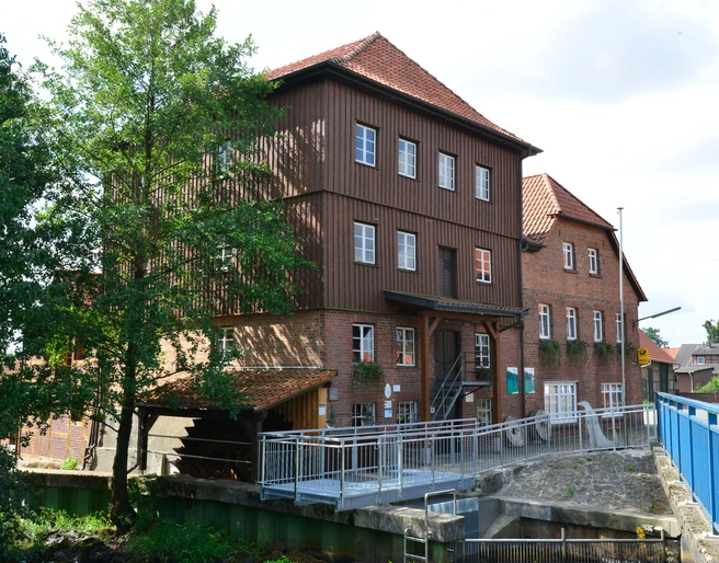Wassermühle in Wahrenholz.jpg Blick auf die Wassermühle im Wahrenholz mit Mühlrad