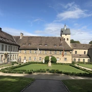 Schloss und Klosterkirche Gehrden mit historischem Gebäudekomplex und gepflegter Gartenanlage.