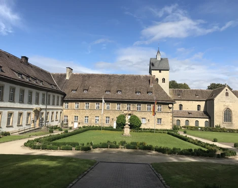 Schloss und Klosterkirche Gehrden Schloss und Klosterkirche Gehrden mit historischem Gebäudekomplex und gepflegter Gartenanlage.