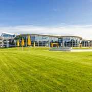 Neanderbad in Erkrath Das Neanderbad in Erkrath, ein modernes Freizeitbad, liegt umgeben von einer grünen Wiesenlandschaft.