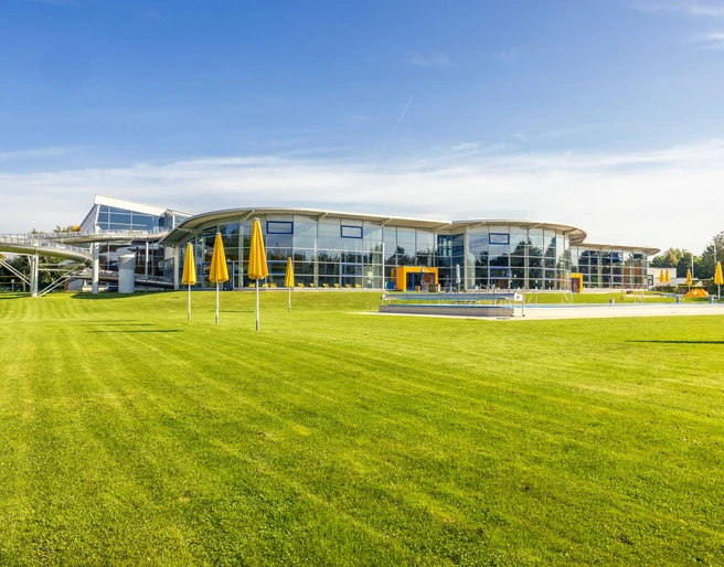 Neanderbad in Erkrath Das Neanderbad in Erkrath, ein modernes Freizeitbad, liegt umgeben von einer grünen Wiesenlandschaft.