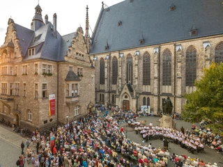 Thomaskirchhof mit Bachdenkmal - Musikstadt Leipzig Vor der Thomaskirche auf dem Thomaskirchhof findet ein Bachkonzert statt. Musikstadt Leipzig, Kultur.