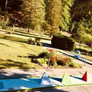 Miniaturgolf Neandertal in Mettmann Miniaturgolfplatz mit verschiedenen Hindernissen in einer waldreichen Umgebung bei Mettmann.