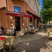 Café Maître - Cafés in Leipzig Blick auf den sonnigen Freisitz des Café Maître mit roten Tischdecken an der Karl-Liebknecht-Straße, freizeit, kaffeehaus, gastronomieView of the sunny outdoor seating area at Café Maître in Karl-Liebknecht Strasse with red tablecloths, leisure, coffee house, eating outSpojrzenie na opromienione słońcem rozstawione na zewnątrz czerwone stoliki przy Café Maître przy Karl-Liebknecht-Straße, czas wolny, kawiarnia, gastronomiaPohled na prosluněné venkovní posezení kavárny Café Maître s červenými ubrusy na ulici Karl-Liebknecht-Straße, volný čas, kavárna, gastronomieVue sur la terrasse ensoleillée du Café Maître avec ses nappes rouges dans la rue Karl Liebknecht, loisirs, café, gastronomie