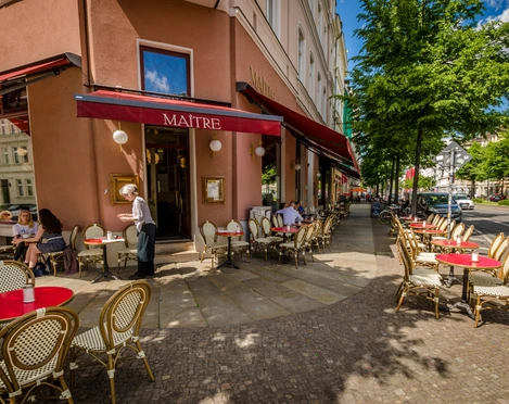 Café Maître - Cafés in Leipzig Blick auf den sonnigen Freisitz des Café Maître mit roten Tischdecken an der Karl-Liebknecht-Straße, freizeit, kaffeehaus, gastronomieView of the sunny outdoor seating area at Café Maître in Karl-Liebknecht Strasse with red tablecloths, leisure, coffee house, eating outSpojrzenie na opromienione słońcem rozstawione na zewnątrz czerwone stoliki przy Café Maître przy Karl-Liebknecht-Straße, czas wolny, kawiarnia, gastronomiaPohled na prosluněné venkovní posezení kavárny Café Maître s červenými ubrusy na ulici Karl-Liebknecht-Straße, volný čas, kavárna, gastronomieVue sur la terrasse ensoleillée du Café Maître avec ses nappes rouges dans la rue Karl Liebknecht, loisirs, café, gastronomie