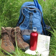 Wandern-Rucksack-Schuhe-Trinkflasche-ccbysa-foto©bispingen-touristik.jpg