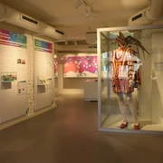Karnevalskabinett in Monheim am Rhein Exponate im Karnevalsmuseum Monheim: bunte Schautafeln und ein prächtiges Kostüm in Vitrine.
