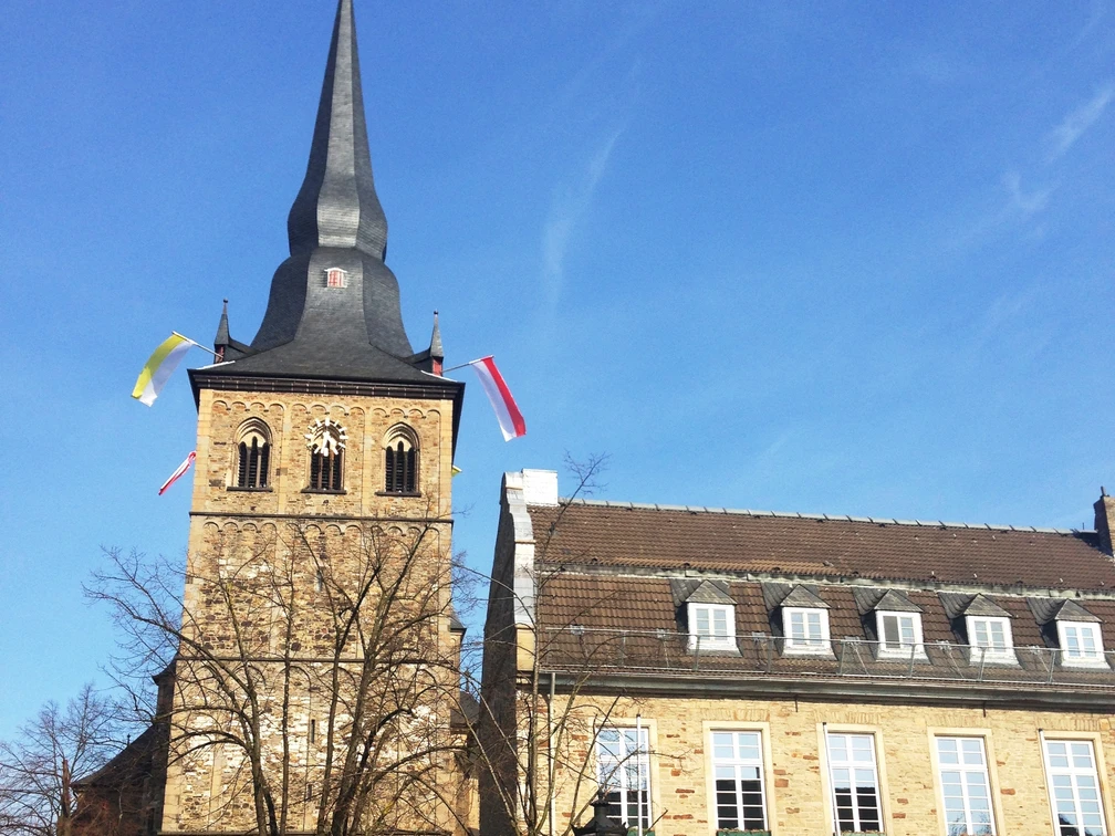 Katholische Pfarrkirche St. Peter und Paul am Bürgerhaus in der Altstadt Ratingen Katholische Pfarrkirche St. Peter und Paul neben historischem Bürgerhaus in der Altstadt Ratingen.