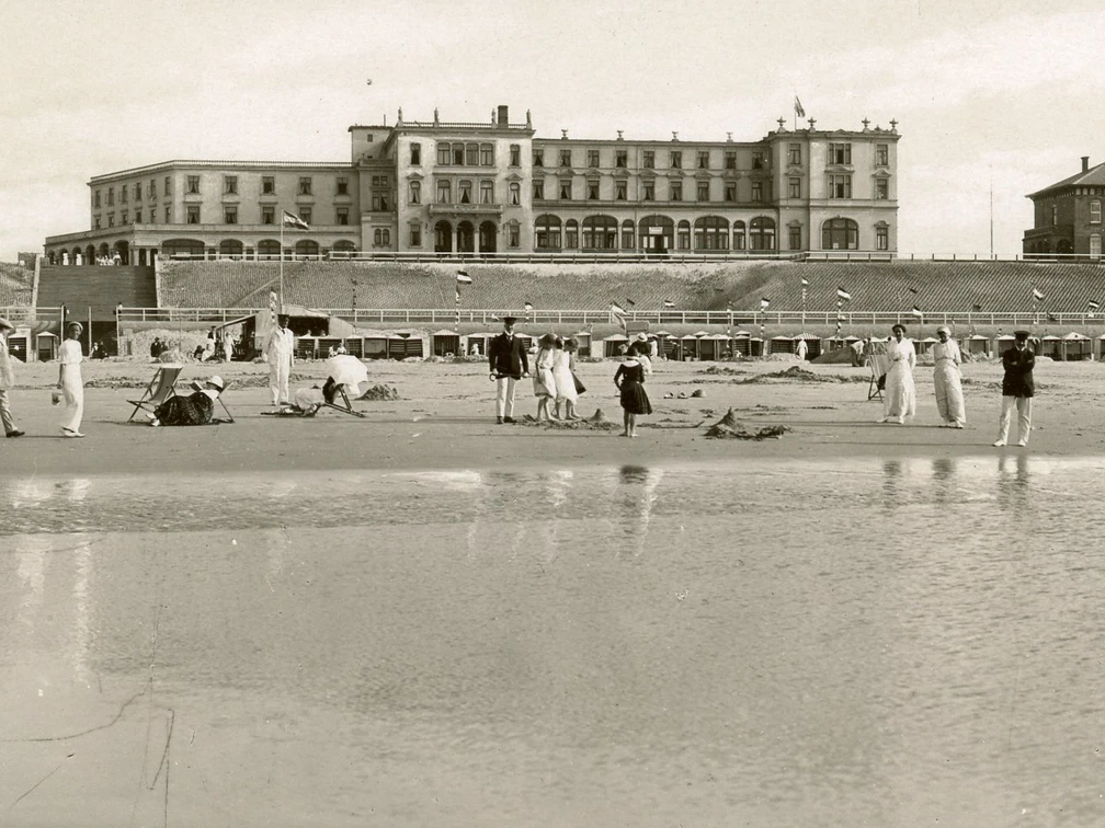 Kurhaus_Strandmauer_Juist.jpg