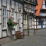 Altstadt Nienburg Fachwerkhäuser in Nienburg mit roten Dachziegeln, geschmückt mit Blumen und historischen Straßenlaternen.