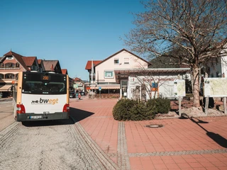 Parkplatz und Bushaltestelle