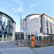 Moderne Architektur des Hotel Aspethera mit glatten Fassaden und einladendem Eingangsbereich.