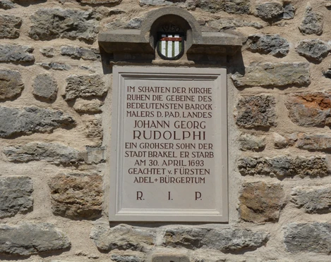 Gedenkplakette an der Außenwand der Kirche für Johann Georg Rudolphi, Brakels Barockmaler.