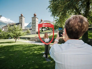 Sommer in Brig_3.jpg Bild des Schildes der Grand Tour of Switzerland im StockalpergartenImage of the Grand Tour of Switzerland sign in the Stockalper GardenPhoto du panneau du Grand Tour de Suisse dans le jardin Stockalper