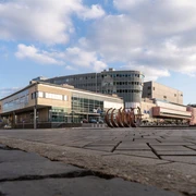 CityPalais mit Casino, Duisburg Das CityPalais in Duisburg zeigt eine moderne Architektur mit Glasfassaden und integriertem Casino, umgeben von einem weitläufigen Platz und unter einem bewölkten Himmel.The CityPalais in Duisburg features modern architecture with glass facades and an integrated casino, surrounded by a spacious square and under a cloudy sky.