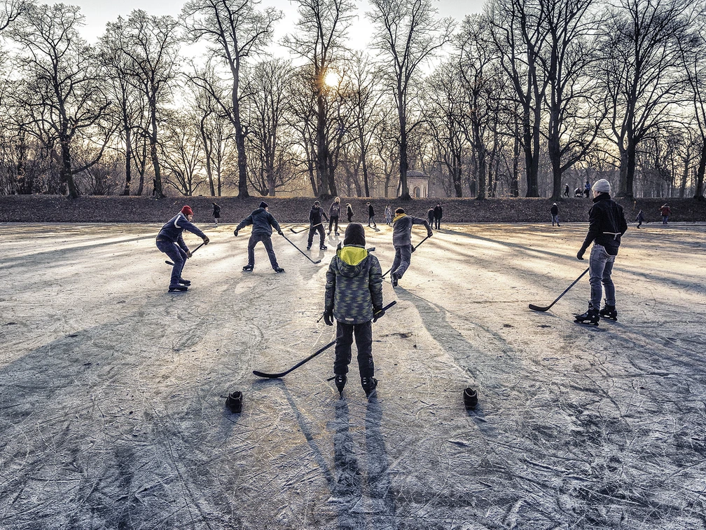 Eislaufen_Dean-Nixon.jpg Kinder auf einer Eisfläche im Freien, Freizeit, Sport, Winter in Leipzig