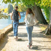bee-scooter-interlaken-unterwegs-wasser.jpg