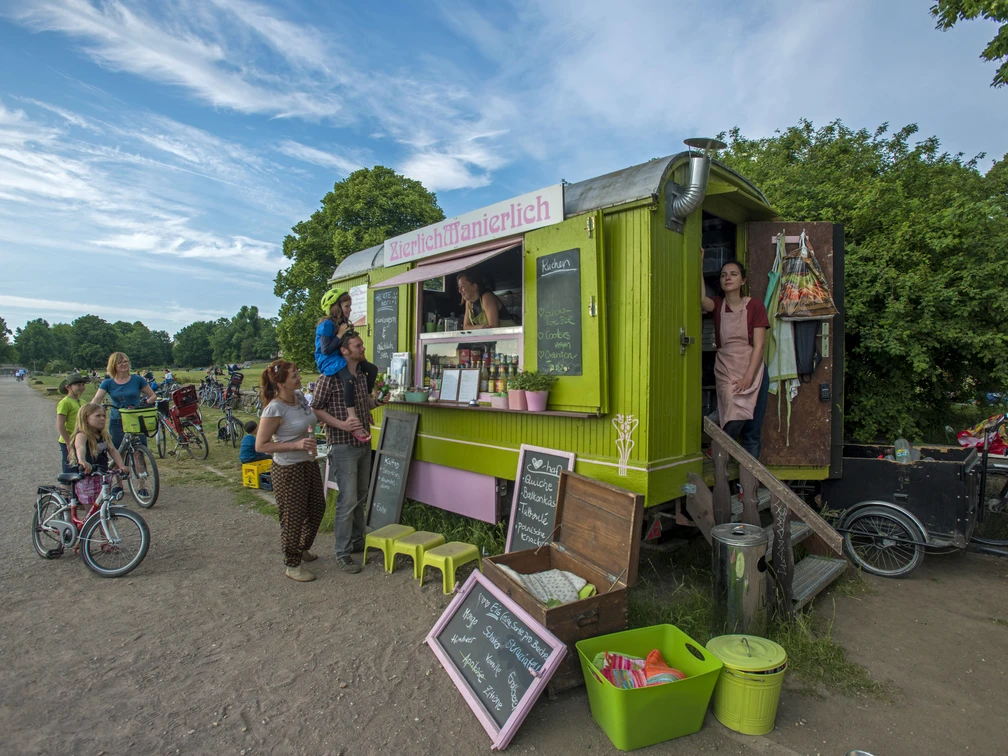 Zierlich Manierlich - Cafés in Leipzig Zusehen ist der komplette Wagen im Park sowie einige Kunde, die sich gerade etwas bestellen, Cafe, Gastronomie, Park, Freizeit