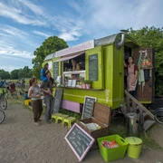 Zierlich Manierlich - Cafés in Leipzig Zusehen ist der komplette Wagen im Park sowie einige Kunde, die sich gerade etwas bestellen, Cafe, Gastronomie, Park, Freizeit