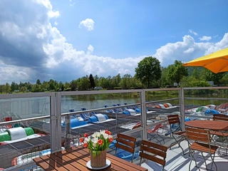 Sonnentisch_freizeitgelaene_ahlemeyer.jpg Außengastronomie direkt am See mit Tretbootsteg