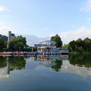 Wasserinn_freizeitgelaene_ahlemeyer.jpg Auf einem See schwimmendes Restaurant mit angelegten Tretbooten