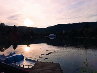 Abendstimmung_freizeitgelaene_ahlemeyer.jpg Abendstimmung am See mit Entenfamilie und Tretboot