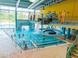 Erlebnisbecken innen.jpg