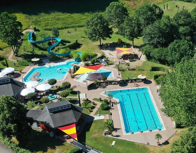 Blick auf das Freizeitbad Oppenau
