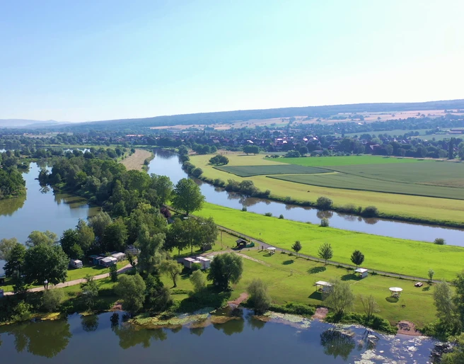 Campingplaetze_freizeitgelaene_ahlemeyer.png Luftaufnahme des Campingplatzes zwischen Weser und Badesee