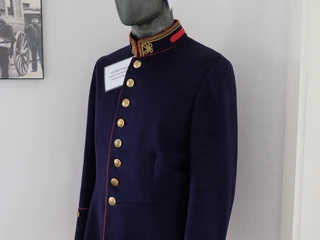 Postmuseum Bokel Ein historischer Uniformrock und eine dazu passende Mütze auf einer Büste im Bokeler Postmuseum.