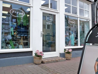 Freya-WF-Eingang.jpg Werbeaufsteller vor dem Geschäftseingang