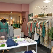 Freya-WF-innen.jpg Blick ins Geschäft, Damenkleidung auf einer Stange.