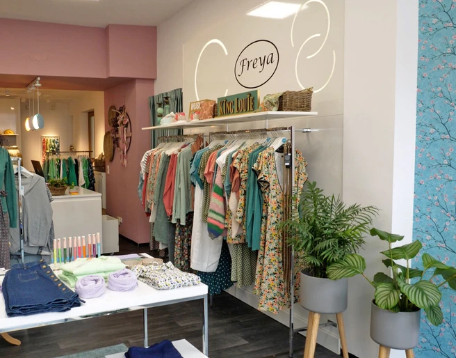Freya-WF-innen.jpg Blick ins Geschäft, Damenkleidung auf einer Stange.