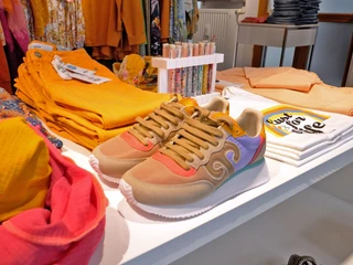 Freya-WF-Kleidung.jpg Ein Tisch mit Kleidung und Schuhen in Gelbtönen