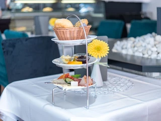 Kleine-Auszeit-Fruehstueck.jpg Etagere mit Brötchenkorb und Aufschnitt