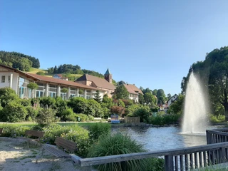 Blick zur Fontäne und zur Halle copyright Tourist Info Seebach