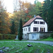 Wald- und Wassermuseum - UBZ Heiligenhaus Ein kleines zweistöckiges Gebäude am Waldrand mit Aufschrift "Wasserkraft Heiligenhaus".