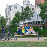 Paar mit dem Fahrrad am Schloss Gifhorn.jpg Paar mit dem Fahrrad am Schloss Gifhorn