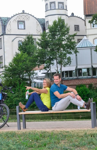 Paar mit dem Fahrrad am Schloss Gifhorn.jpg Paar mit dem Fahrrad am Schloss Gifhorn