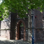 Marienkapelle in Monheim am Rhein Backsteinbau der Marienkapelle in Monheim am Rhein mit Spitzbogenportal und umgebender Straßenlaterne.