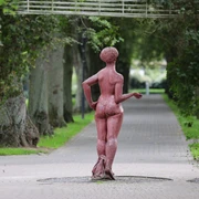 053HR - Bad Wildungen - Kurpark Skulptur Rote Dame.JPG