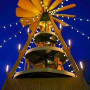 Hochauflösende-Aufnahme-der-Weihnachtspyramide-in-der-Stadt-Haan.jpg Weihnachtspyramide im Abendlicht, mit leuchtenden Kerzen und Lichterketten in Haan, Nordrhein-Westfalen.