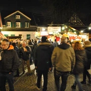 Weinachtsmarkt Wülfrath Titelbild.jpg Nachtaufnahme eines belebten Weihnachtsmarktes in Wülfrath mit zahlreichen Besucher*innen und Lichtern.