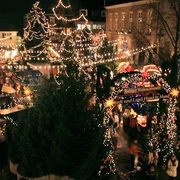 Weihnachtsmarkt-in-Ratingen-Vogelperspektive.jpg Weihnachtsmarkt in Ratingen bei Nacht aus der Vogelperspektive mit leuchtenden Lichterketten und Buden.